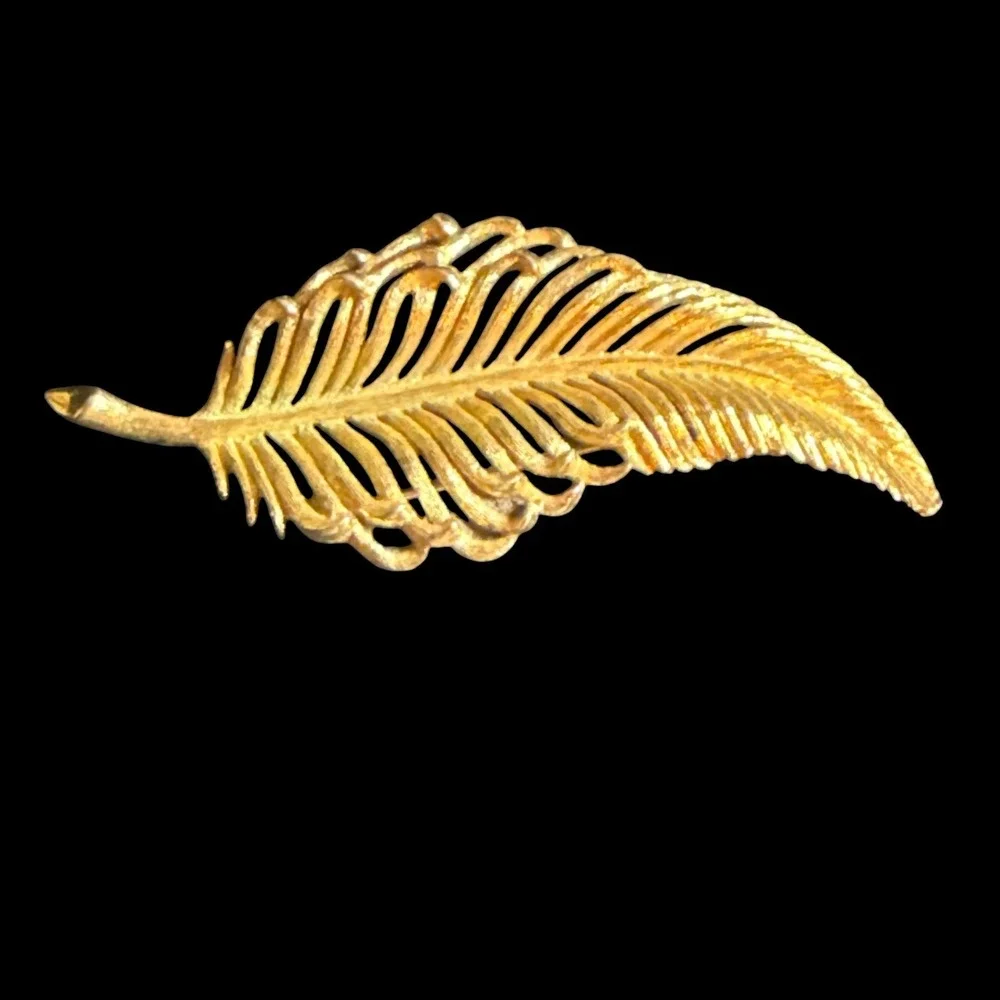 Monet Gold Tone Leaf Brooch Pin Signed Vintage Openwork Feather Design 2